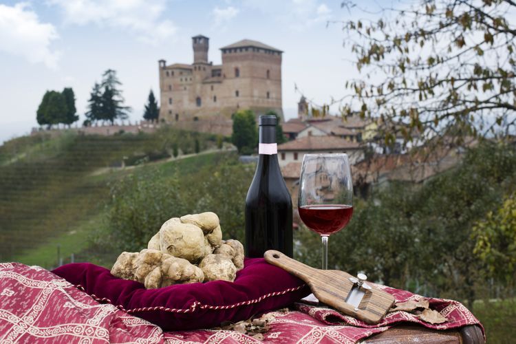 Piedmomt: the fall season is the season of Barolo wine as well the perfect period for the white and black truffles